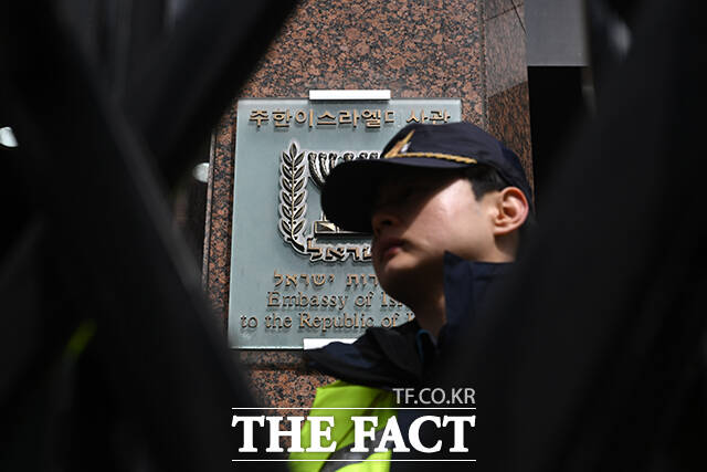 미국·이스라엘의 이란 공습에 따라 중동 정세가 악화되고 있는 3일 오후 서울 종로구 주한이스라엘대사관 일대에 긴장감이 감돌고 있다. /서예원 기자