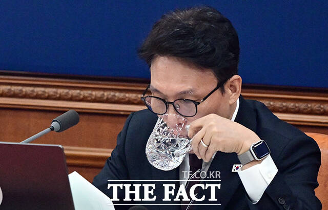 김민석 국무총리가 3일 오전 서울 종로구 정부서울청사에서 열린 국무회의에 참석해 모두발언을 하고 있다. /임영무 기자