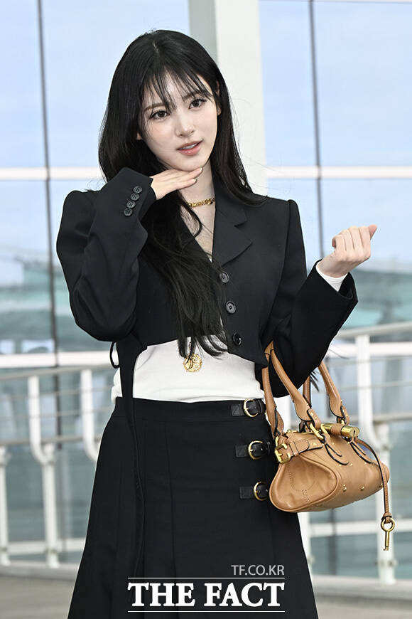 안나가 출국 중 인사를 하고 있다.