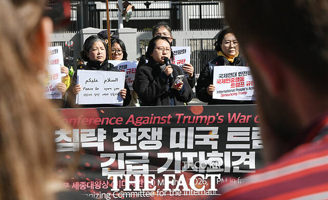 광화문 광장을 찾은 관광객들이 기자회견을 바라보고 있다.