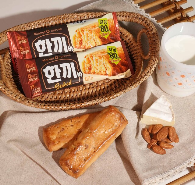 오리온은 맛있고 건강하게 한 끼를 대신하는 '마켓오네이처 한끼바 치즈맛'을 3일 출시했다. /오리온