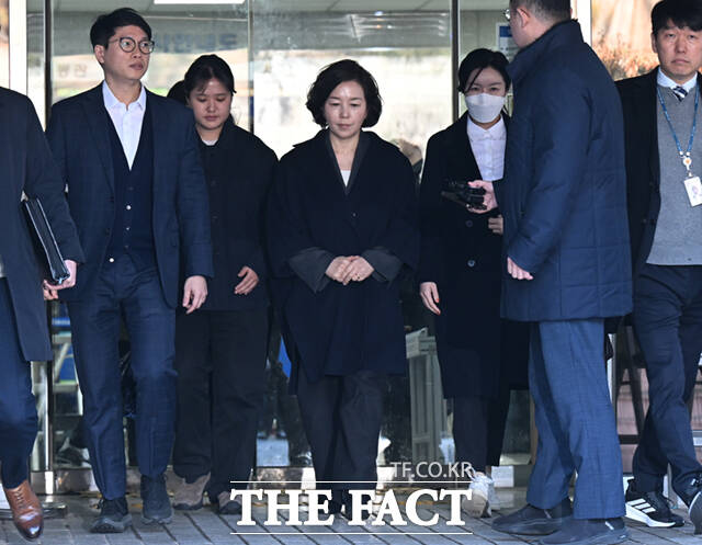 강선우 무소속 의원에게 공천헌금 1억 원을 건넨 혐의를 받는 김경 전 서울시의원이 3일 서울 서초구 서울중앙지방법원에서 구속 전 피의자 심문(영장실질심사)을 받은 후 법원을 나서고 있다. /이새롬 기자