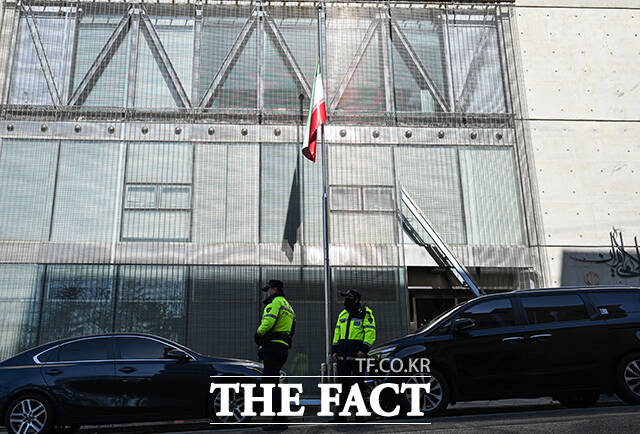 미국·이스라엘의 이란 공습에 따른 중동 정세가 악화되고 있는 가운데 3일 오후 서울 용산구 주한 이란이슬람공화국 대사관에 조기가 게양돼 있다. /박헌우 기자