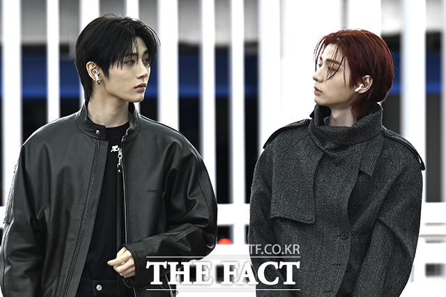 태산과 이한이 서로를 바라보고 있다.