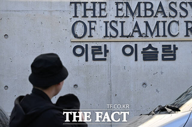 미국·이스라엘의 이란 공습에 따른 중동 정세가 악화되고 있는 가운데 3일 오후 서울 용산구 주한 이란이슬람공화국 대사관에 조기가 게양돼 있다. /박헌우 기자