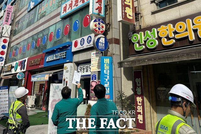 광주시 서구가 통학로 주변 불법광고물 집중 단속을 실시하고 있다. /광주시 서구