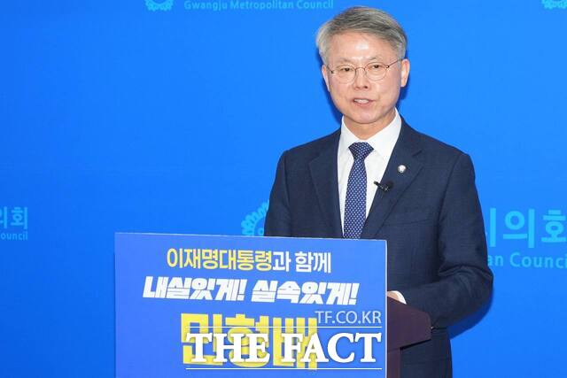 민형배 더불어민주당 의원이 3일 광주광역시의회 3 층 브리핑룸에서 열린 기자회견에서 '시민 공유 자본 펀드' 도입 구상을 설명하고 있다. /민형배 의원