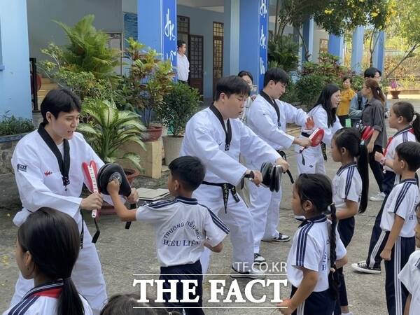 한남대학교가 대전권 대학 최초로 한국국제협력단(KOICA) 해외 봉사활동 학점 인정제도를 시행한다. 사진은 한남대학교 학생들의 해외 봉사활동 진행 모습. /한남대학교