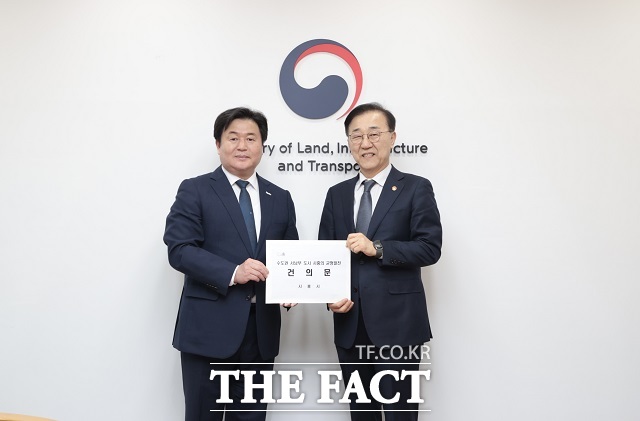 임병택 시흥시장(왼쪽)이 3일 서울 국토발전전시관에서 신천~신림선 관련 김윤덕 국토교통부 장관을 면담하고 공동건의문을 전달하고 있다. /시흥시