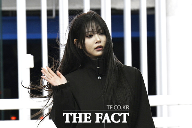 은채가 인사를 하고 있다.