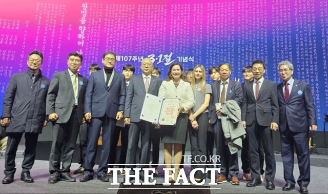 1일 제107주년 3·1절 기념식에서 배재학당 5대 교장을 지낸 헨리 닷지 아펜젤러(1889~1953) 선생에게 건국훈장 애족장이 수훈돼 선생의 증손녀 로라 아펜젤러, 고손녀 엘라 등이 훈장증을 펼쳐보이고 있다. /학교법인 배재학당