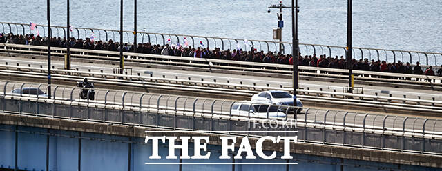 장동혁 대표와 송언석 원내대표 등 지도부가 마포역을 지나 청와대로 향하고 있다.