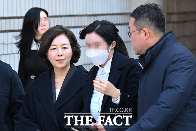 공천을 대가로 금품을 넘긴 혐의를 받는 김경 전 서울시의원이 3일 서울중앙지법에서 영장실질심사를 받은 뒤 법원을 나오고 있다. /김성렬 기자