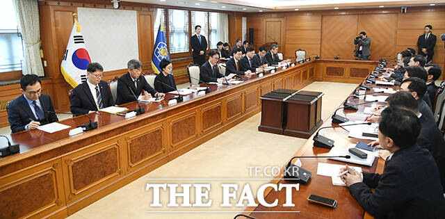 김민석 국무총리가 3일 오후 서울 종로구 정부서울청사에서 열린 중동 상황점검 관계 긴급 관계부처회의에서 모두발언을 하고 있다. /박상민 기자