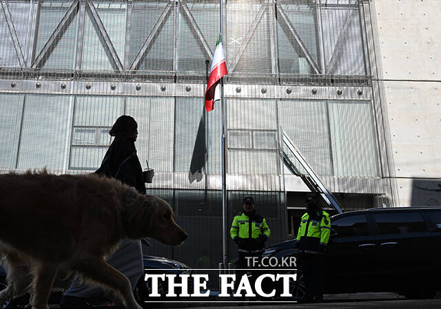 미국·이스라엘의 이란 공습에 따른 중동 정세가 악화되고 있는 가운데 3일 오후 서울 용산구 주한 이란이슬람공화국 대사관에 조기가 게양돼 있다. /박헌우 기자