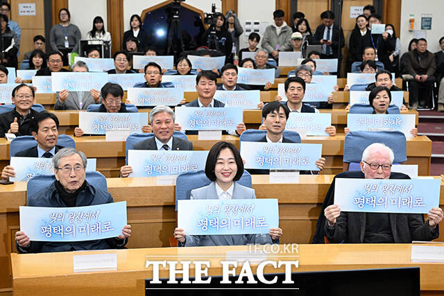 손피켓들고 기념촬영하는 김 상임대표(가운데)와 참석자들.