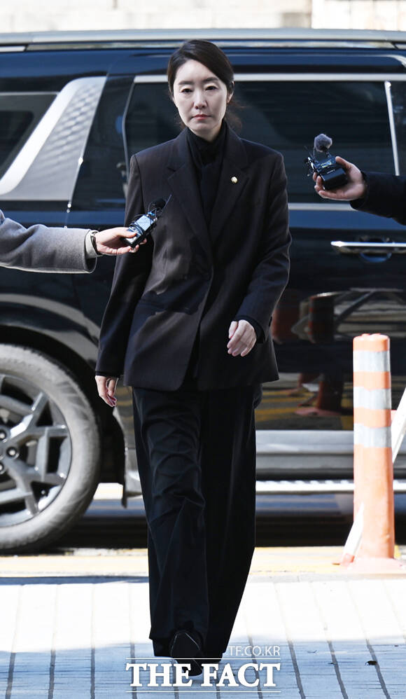 강선우 무소속 의원이 3일 서울 서초구 서울중앙지방법원에서 열린 구속 전 피의자 심문(영장실질심사)에 출석해 고개 숙여 사과하고 있다.