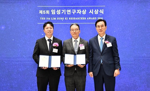 지난 2일 서울 방이동 한미C&C스퀘어에서 열린 제5회 임성기연구자상 시상식에서 수상자들이 기념촬영을 하고 있다. 왼쪽부터 한용현 교수, 김형범 교수, 임성기재단 김창수 이사장. /한미그룹