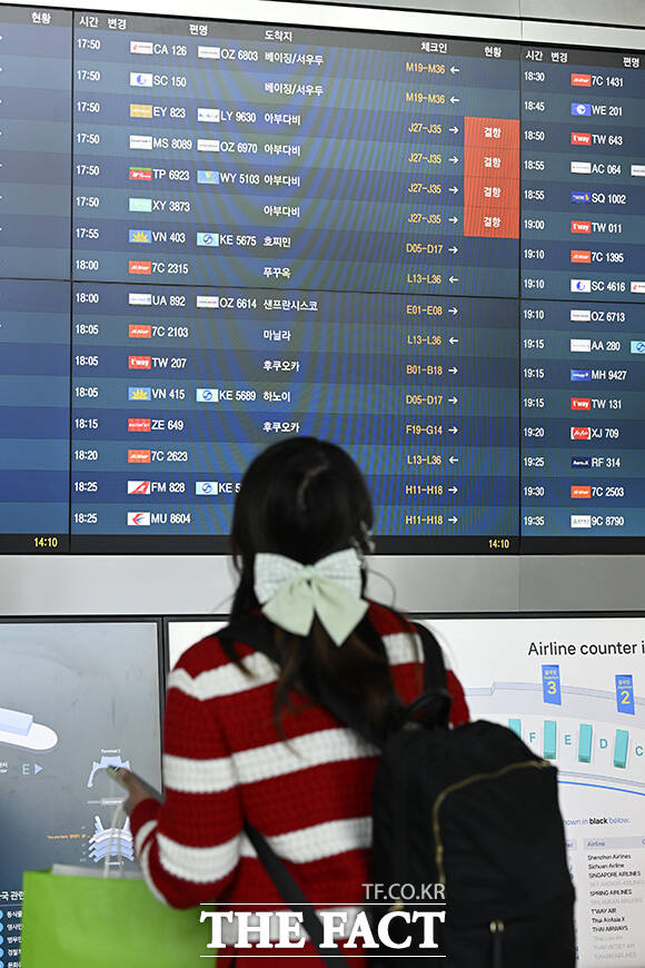 미국과 이스라엘의 공습으로 이란 최고지도자 알리 하메네이가 사망하는 등 중동 지역의 긴장이 고조되는 가운데 3일 오후 인천국제공항 전광판에 아랍에미리트(UAE) 아부다비행 항공편 결항 안내가 표시되고 있다. /인천국제공항=송호영 기자
