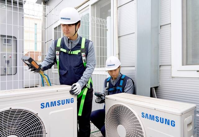 삼성전자서비스 엔지니어가 에어컨 사전 점검을 실시하고 있다. /삼성전자