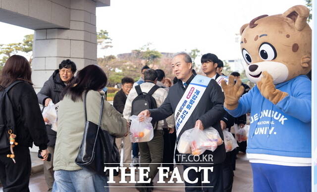 3일 전북대학교에서 양오봉 총장이 새 학기를 맞아 등교하는 학생들에게 간식을 전달하고 있다. /전북대