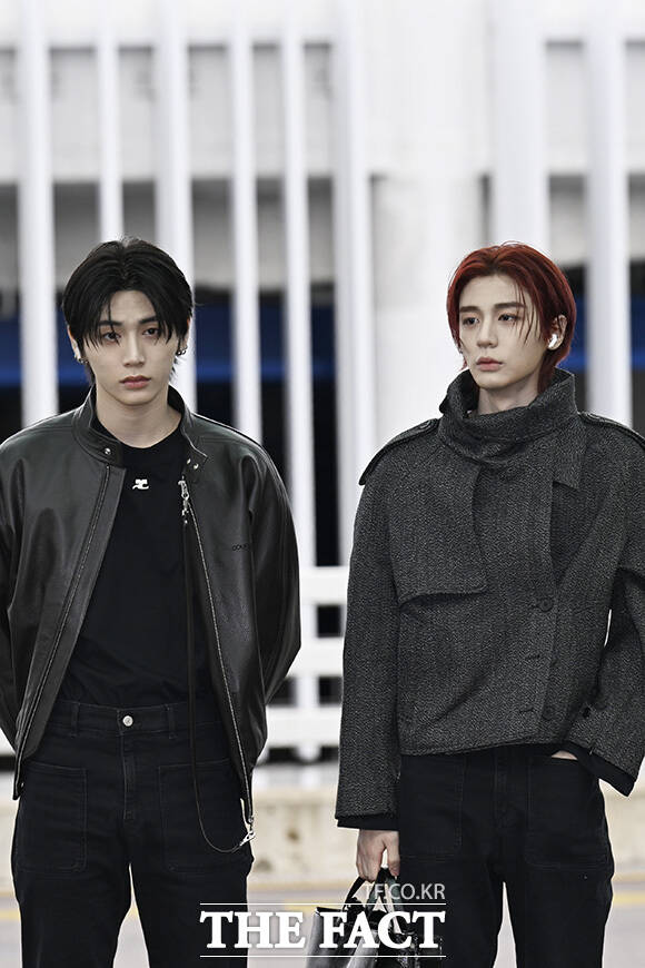 태산과 이한이 서로를 바라보고 있다.