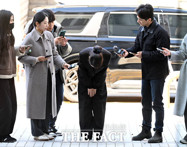 강선우 무소속 의원이 3일 서울 서초구 서울중앙지방법원에서 열린 구속 전 피의자 심문(영장실질심사)에 출석해 고개 숙여 사과하고 있다.