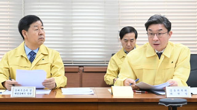 이억원 금융위원장(오른쪽)이 1일 서울 종로구 정부서울청사에서 열린 '이란 관련 관계기관 합동 상황점검회의'에서 발언하고 있다. /재정경제부