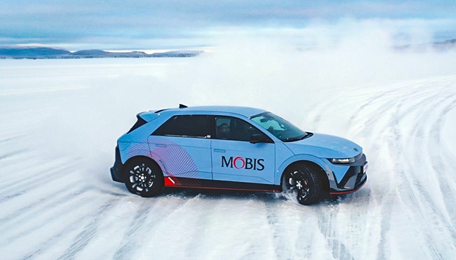 현대모비스 핵심부품을 탑재한 시험 차량이 동계시험장을 주행하고 있다. /현대모비스