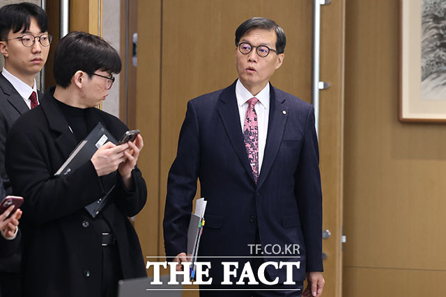 이창용 한국은행 총재가 지난 2월 26일 서울 중구 한국은행 본관에서 열린 금융통화위원회 본회의에 참석하고 있다. /사진공동취재단