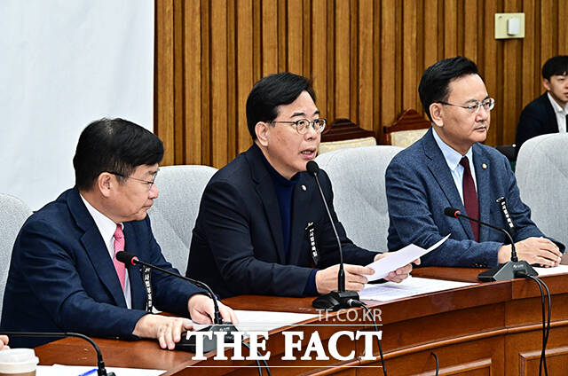 송언석 국민의힘 원내대표(왼쪽 세번째)가 3일 오전 서울 여의도 국회에서 열린 원내대책회의에 참석해 모두발언을 하고 있다. /국회=배정한 기자