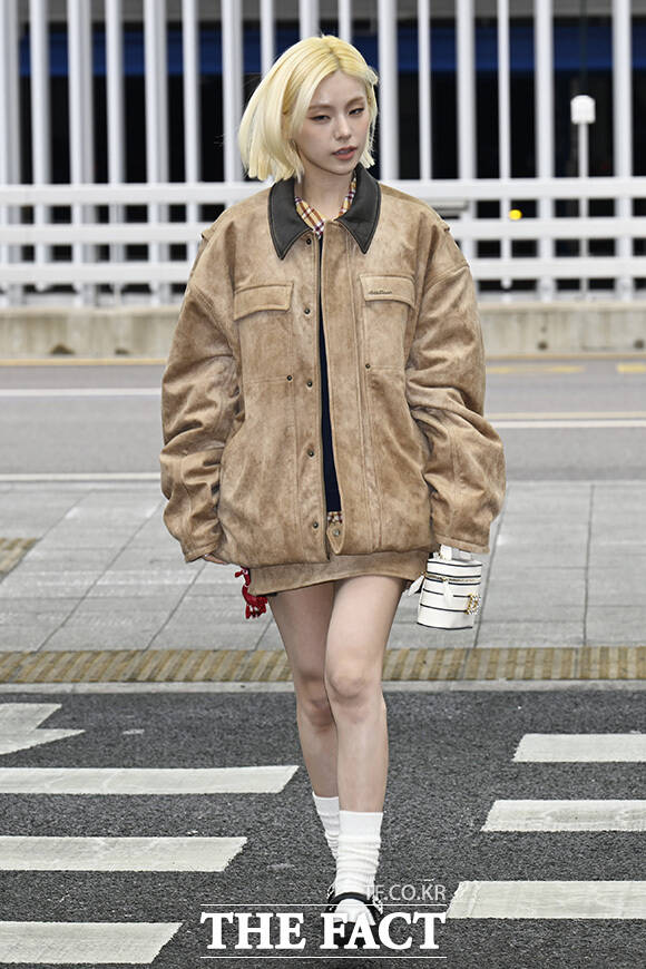 예지가 인사를 하고 있다.