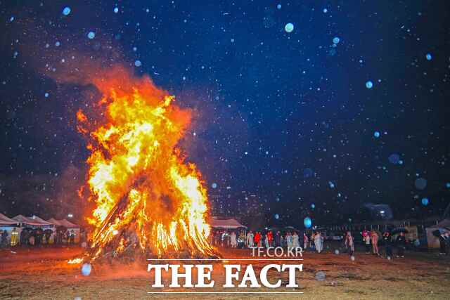 당진시 기지시줄다리기보존회는 2일 2026 정월대보름 행사의 일환으로 달집태우기 행사를 진행했다. /당진시