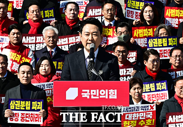 장동혁 국민의힘 대표가 3일 오후 서울 여의도 국회 본청 앞 계단에서 열린 ‘사법독립 헌정수호를 위한 대국민 호소 국민대장정 규탄대회’에 참석해 출정사를 하고 있다.