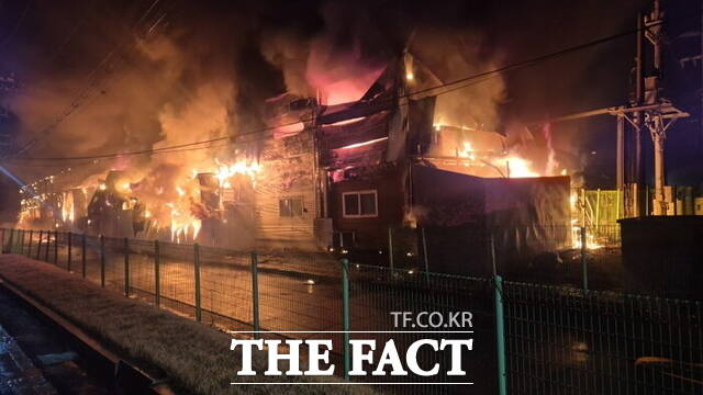 2일 오후 8시 31분쯤 천안시 서북구 성거읍의 한 건강기능식품 제조업체에서 발생한 화재가 공장 건물로 번지고 있다. /천안서북소방서