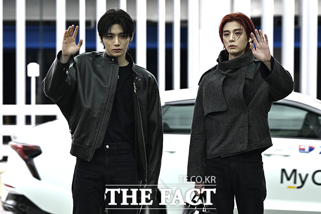 그룹 보이넥스트도어의 태산(왼쪽)과 이한이 3일 오전 해외 일정 참석을 위해 인천국제공항에서 프랑스 파리로 출국하고 있다. /인천국제공항=송호영 기자