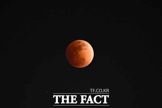 정월대보름인 3일 오후 서울 마포365천문대에서 올려다본 하늘 위로 개기월식이 관측되고 있다. /김성렬 기자