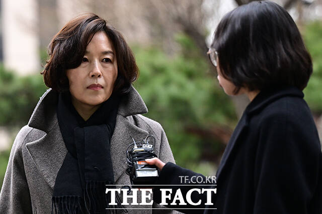 강선우 무소속 의원에게 공천헌금 1억 원을 건넨 혐의를 받는 김경 전 서울시의원의 구속영장실질심사가 시작됐다. 김 전 의원 지난 1월 서울 마포구 서울경찰청 공공범죄수사대에서 3차 경찰 조사에 출석하며 질문하는 취재진을 바라보고 있다./남윤호 기자