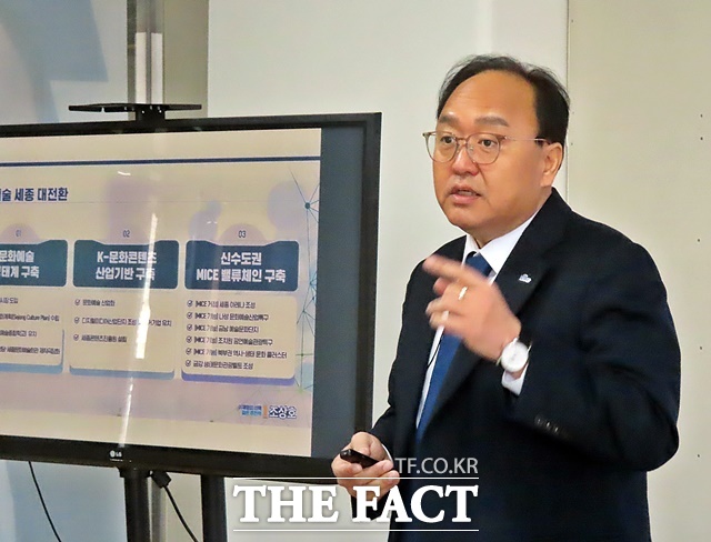 조상호 예비후보가 3일 자신의 선거사무소에서 세 번째 공약으로 문화수도 구상을 발표하고 있다. /김형중 기자