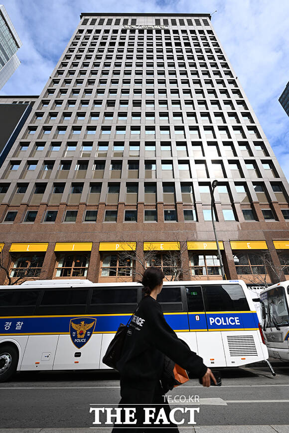 미국·이스라엘의 이란 공습에 따라 중동 정세가 악화되고 있는 3일 오후 서울 종로구 주한이스라엘대사관 일대에 긴장감이 감돌고 있다. /서예원 기자