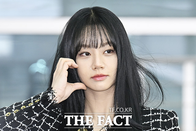 배우 혜리가 3일 오전 해외 일정 참석을 위해 인천국제공항에서 프랑스 파리로 출국 중 포즈를 취하고 있다. /인천국제공항=송호영 기자