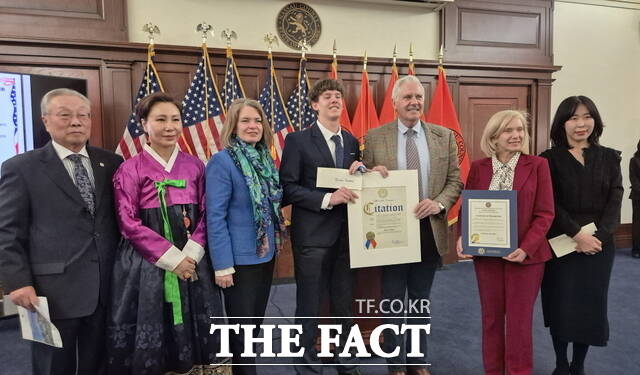 지난 2일 미국 뉴욕주 나소카운티에서 열린 '3·1운동 기념식 및 제7회 유관순상 시상식'에서 김민선 미주한인이민사박물관장과 윤은미 복지정책국장 등이 기념 촬영을 하고 있다. /천안시