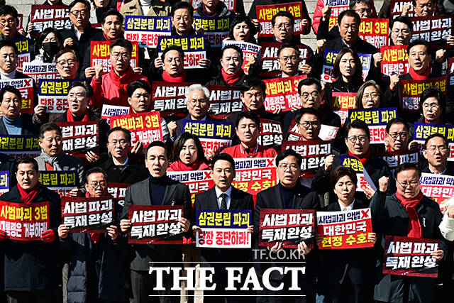 장동혁 대표(아랫줄 가운데)와 송언석 원내대표를 비롯한 국민의힘 의원들이 3일 오후 서울 여의도 국회 본청 앞 계단에서 열린 ‘사법독립 헌정수호를 위한 대국민 호소 국민대장정 규탄대회’에 참석해 구호를 외치고 있다. /국회=배정한 기자