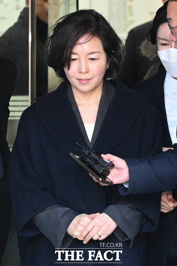 공천을 대가로 금품을 넘긴 혐의를 받는 김경 전 서울시의원이 3일 서울중앙지법에서 영장실질심사를 받은 뒤 법원을 나오고 있다. /김성렬 기자