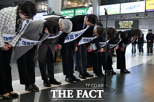 조국 조국혁신당 대표가 더불어민주당과 어떤 방식으로 관계 설정을 할지 귀추가 주목된다. 사진은 조 대표를 비롯한 조국혁신당 의원들이 설 연휴를 앞두고 귀성인사를 하는 모습. /남용희 기자