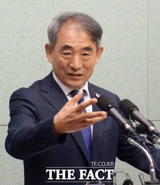 3일 전북도의회 브리핑룸에서 윤준병 더불어민주당 전북도당 위원장이 이재명 대통령의 타운홀미팅과 현대차 투자와 관련, 출입기자들의 질의에 답변하고 있다. /뉴시스