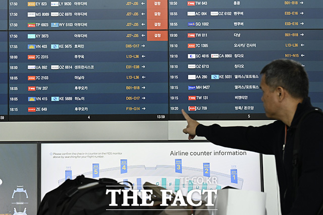 미국과 이스라엘의 공습으로 이란 최고지도자 알리 하메네이가 사망하는 등 중동 지역의 긴장이 고조되는 가운데 3일 오후 인천국제공항 전광판에 아랍에미리트(UAE) 아부다비행 항공편 결항 안내가 표시되고 있다. /인천국제공항=송호영 기자