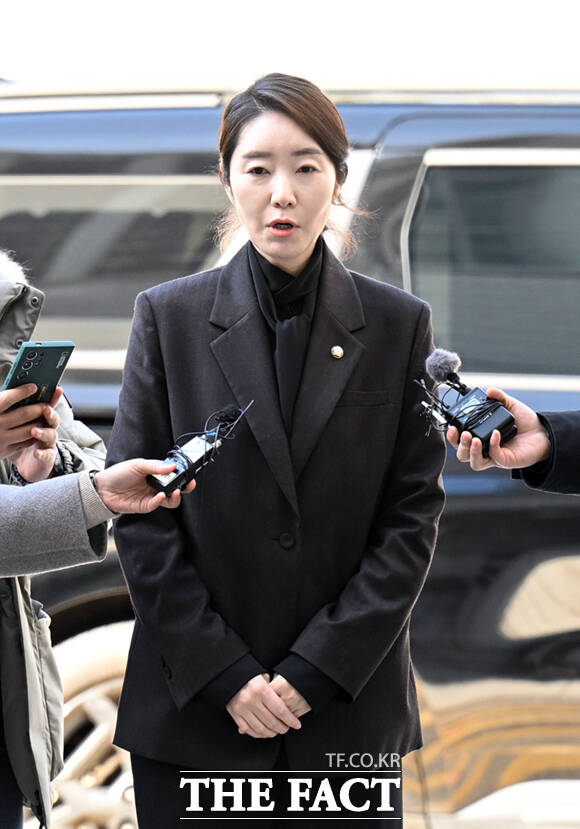 강선우 무소속 의원이 3일 서울 서초구 서울중앙지방법원에서 열린 구속 전 피의자 심문(영장실질심사)에 출석해 고개 숙여 사과하고 있다.