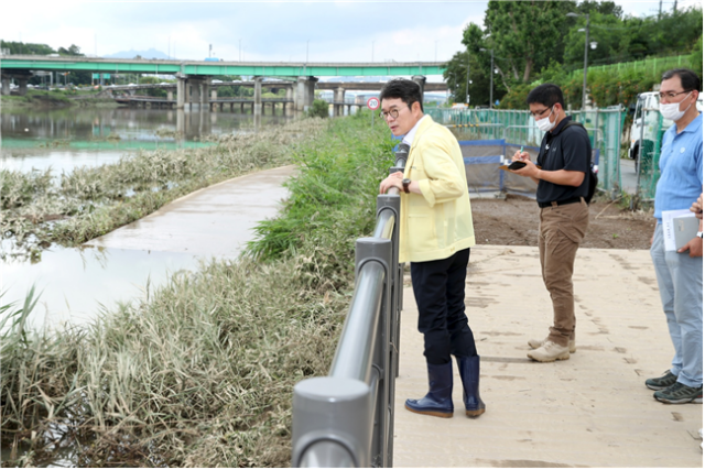 집중호우 시 중랑천을 순찰하고 있는 정원오 성동구청장 모습. /성동구