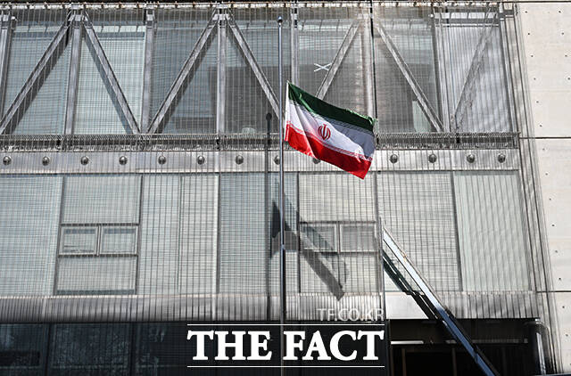 미국·이스라엘의 이란 공습에 따른 중동 정세가 악화되고 있는 가운데 3일 오후 서울 용산구 주한 이란이슬람공화국 대사관에 조기가 게양돼 있다. /박헌우 기자